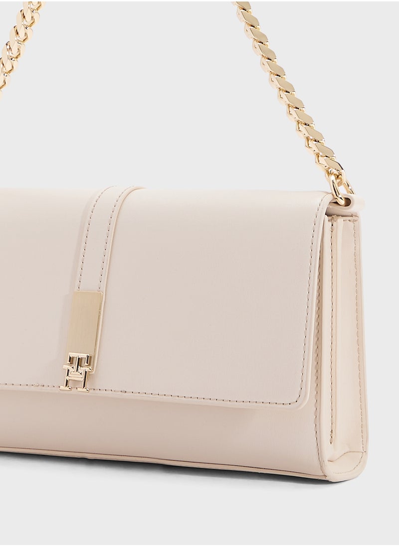TOMMY HILFIGER HERITAGE CONVERTIBLE CROSSBODY BAG WITH CHAIN  - Image 4