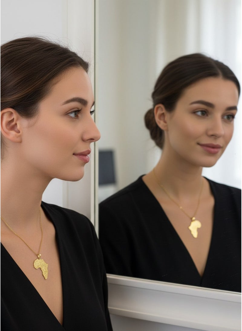 جوليا ستور قلادة أنيقة وعصرية مطلية بالذهب عيار 18 قيراطًا، مصنوعة من الفولاذ المقاوم للصدأ، بتصميم بسيط وفاخر، تحمل صورة قارة أفريقيا الكبيرة مع خرائط الدول. هدية مثالية للرجال والنساء. - Image 4