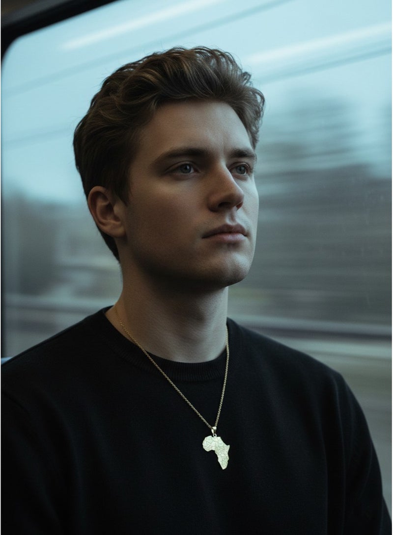 جوليا ستور قلادة أنيقة وعصرية مطلية بالذهب عيار 18 قيراطًا، مصنوعة من الفولاذ المقاوم للصدأ، بتصميم بسيط وفاخر، تحمل صورة قارة أفريقيا الكبيرة مع خرائط الدول. هدية مثالية للرجال والنساء. - Image 3