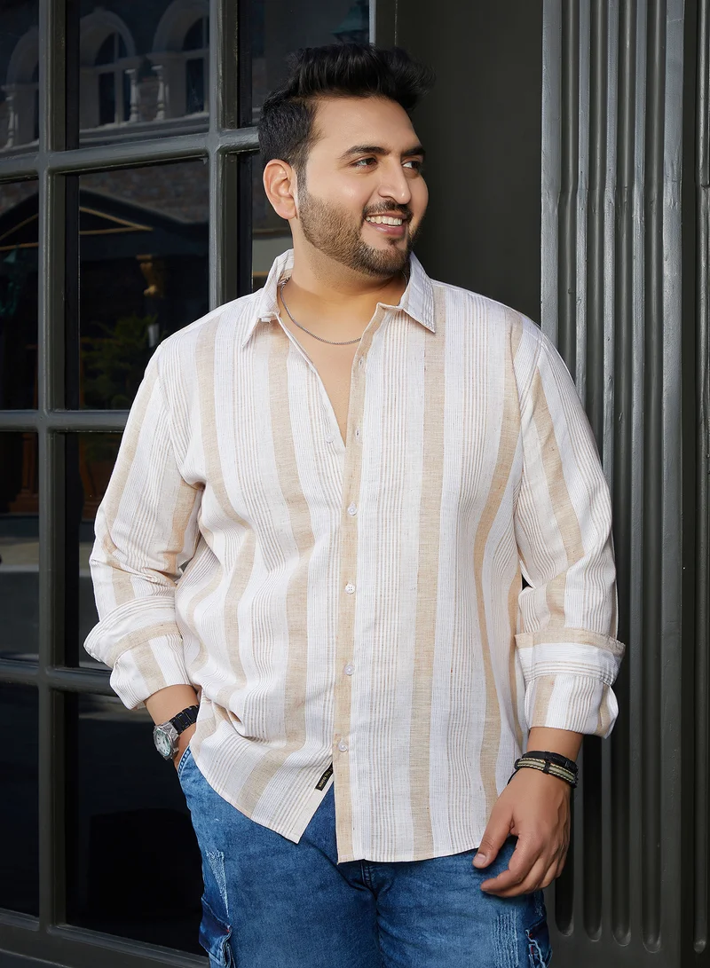 انستافاب بلس قميص رجالي مقاس بلس بلون بيج فاتح مخطط رفيع بياقة سبيد وأكمام طويلة بأزرار للملابس الكاجوال