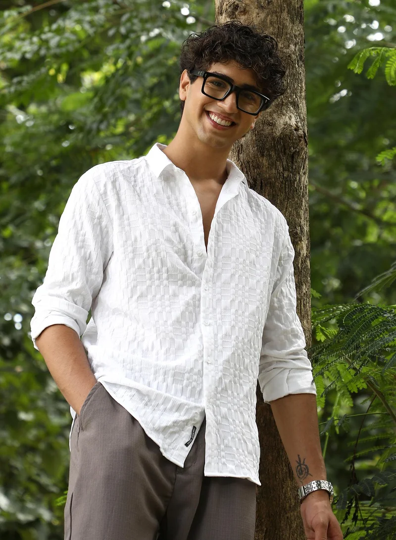 كامبوس سوترا Campus Sutra Men Tactile-Gridora Shirt | Spread Collar Long Cuffed Sleeves | Button Closure Curved Hem | Solid Textured | Woven Fabric For Casual & Office Wear | Daisy White