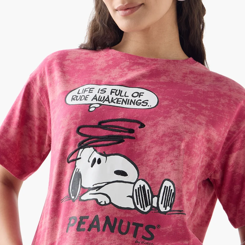 اس بي كاركترز تيشيرت Peanuts بطبعة صندوقية