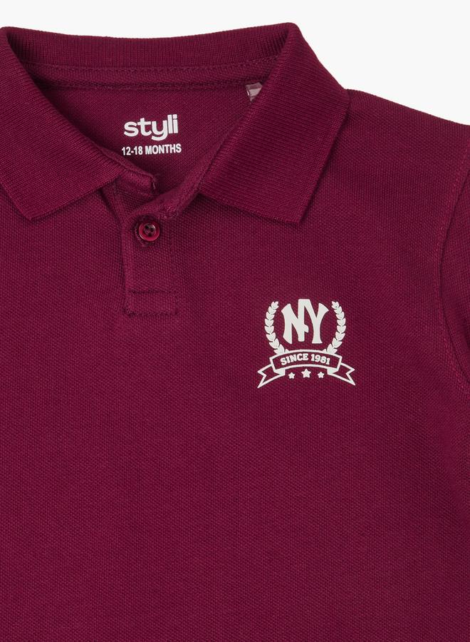 ستايلي تيشرت بولو بقصة عادية بطبعة NY للأطفال - عنابي - Image 4