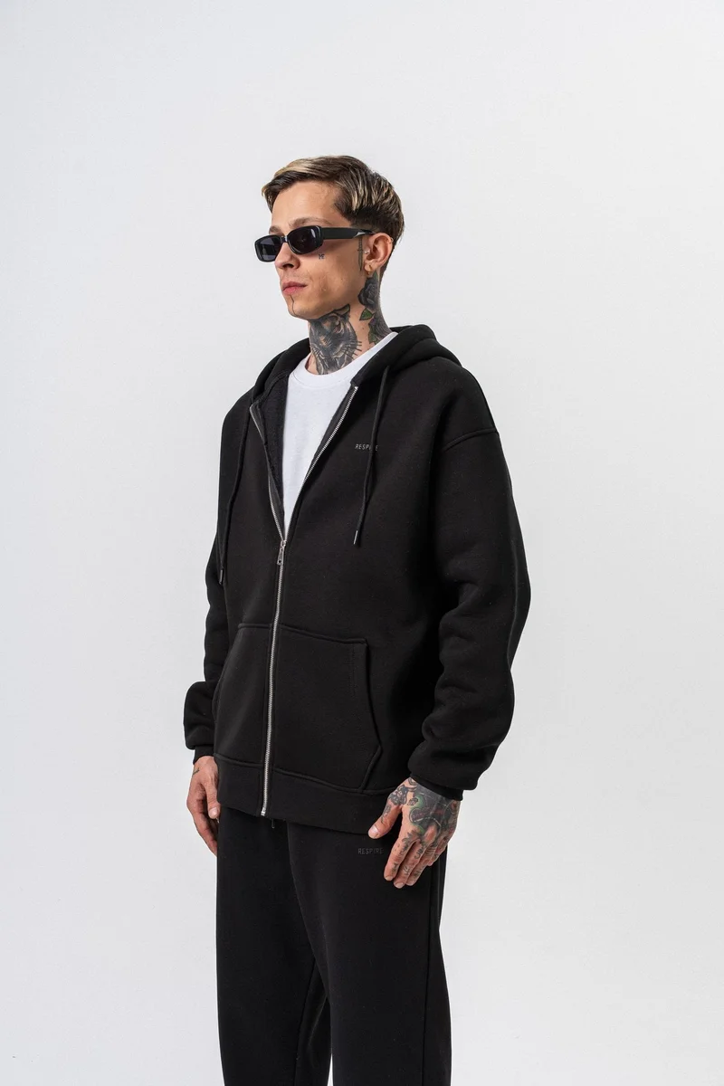 ريسباير هودي رجالي أساسي واسع (Oversize) بسحاب (Zip) بغطاء رأس بتفاصيل نص "Respire" لون أسود