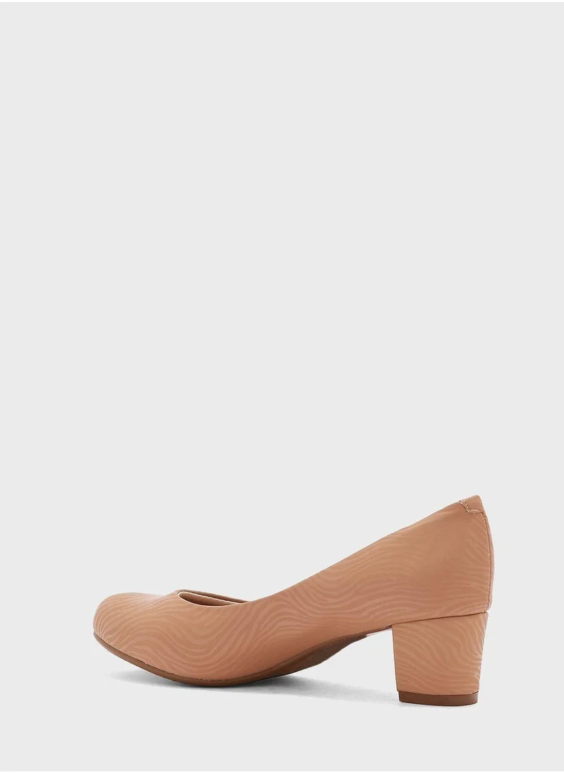 Beira Rio Dakota Close Toe Mid Heel Pumps