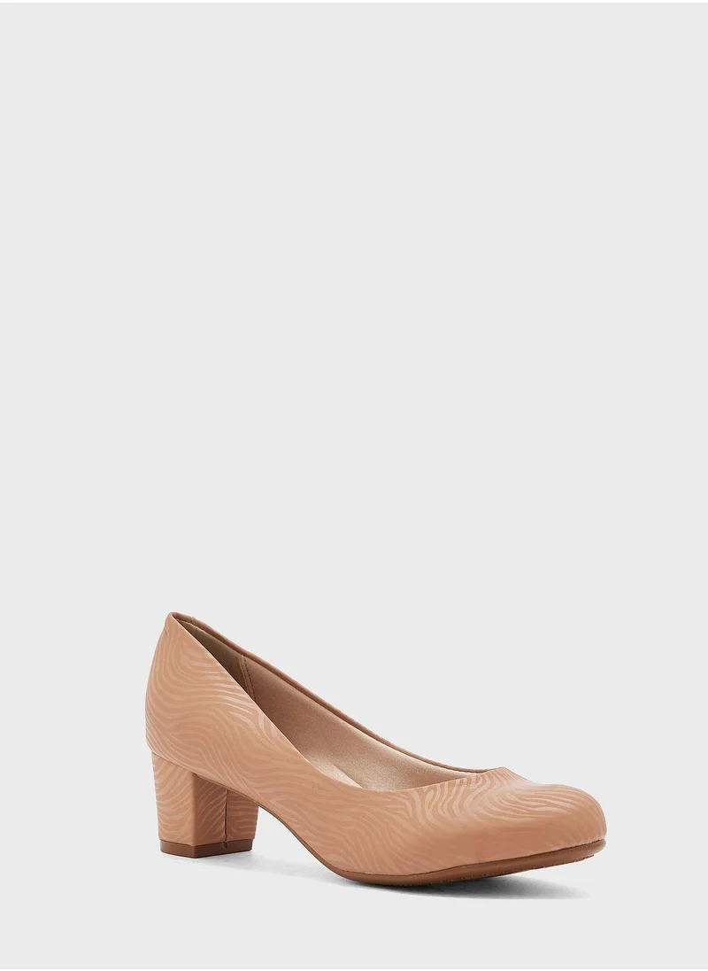 بيرا ريو Dakota Close Toe Mid Heel Pumps