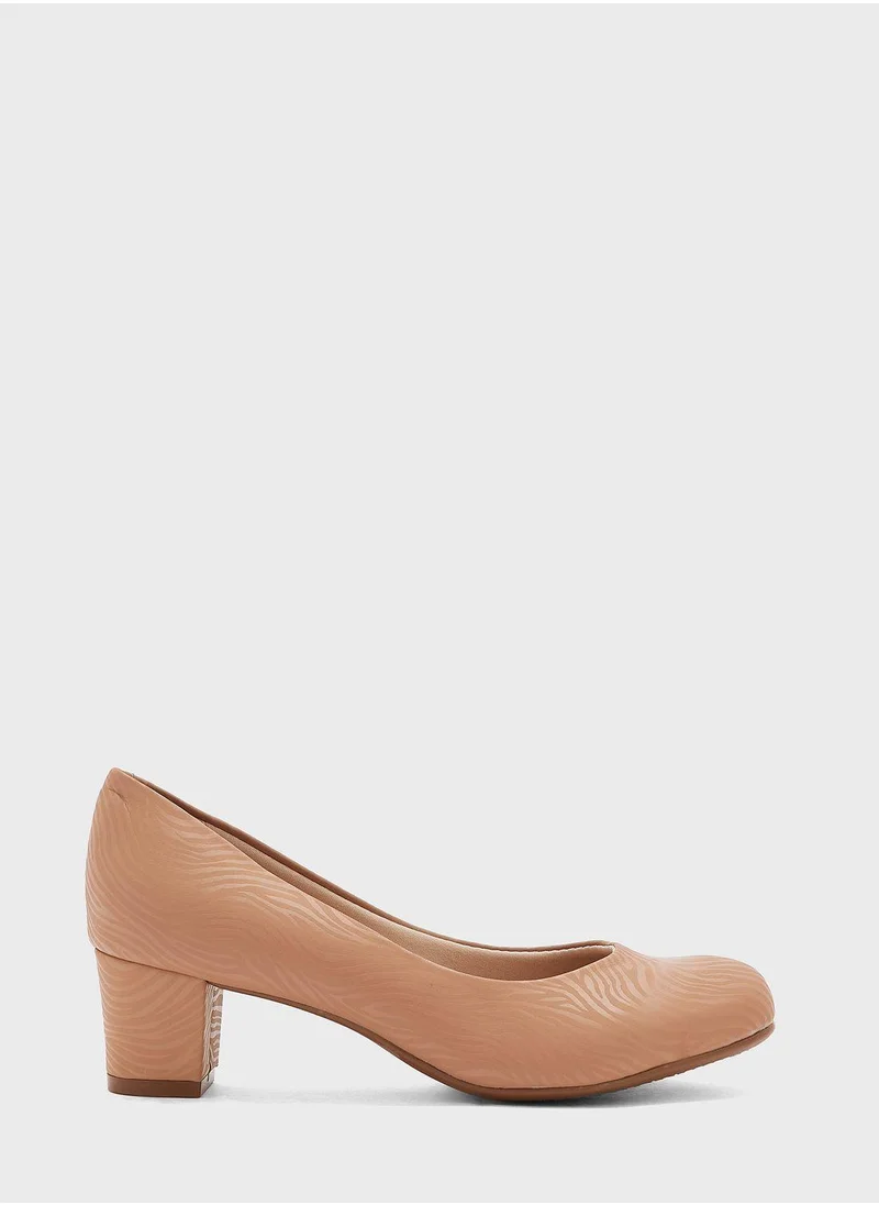 بيرا ريو Dakota Close Toe Mid Heel Pumps