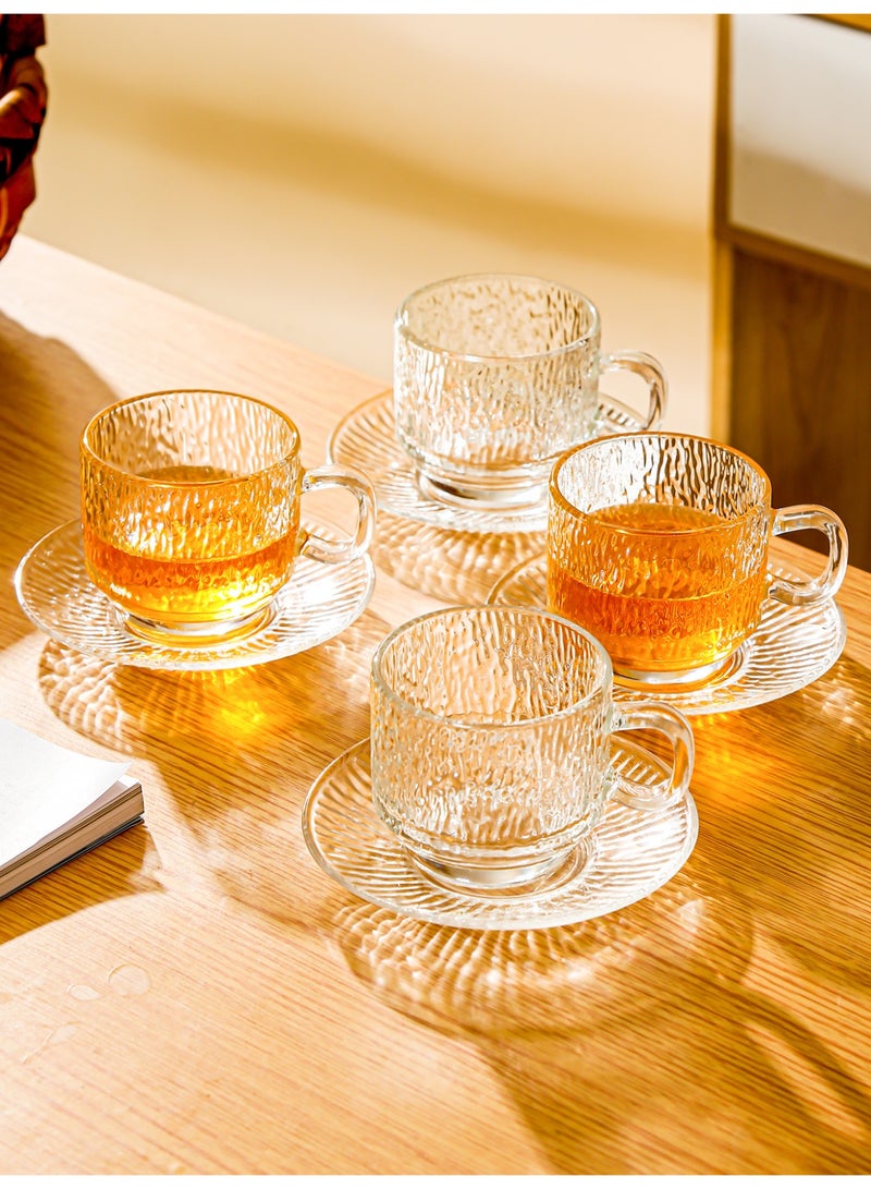 نهر قو 8 عبوات من فناجين القهوة الزجاجية الباروكية مع صحون، تتضمن 4 فناجين زجاجية شفافة و4 صحون زجاجية شفافة، 8 قطع في المجموع، فناجين إسبريسو زجاجية بمقابض، فناجين قهوة زجاجية للاتيه والكابتشينو والموكا والشوكولاتة الساخنة والشاي والعصير والمشروبات الساخنة أو المثلجة، سعة 160 مل. - Image 4