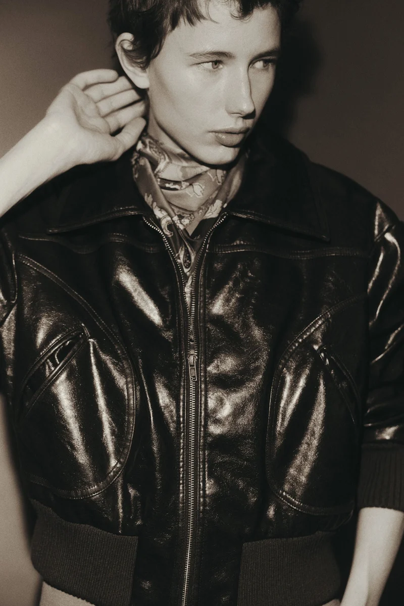 اتش اند ام وشاح مزين بالنقوش