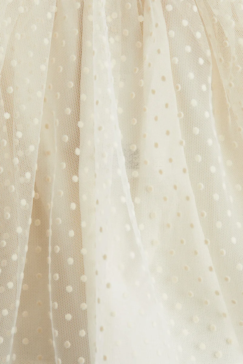 اتش اند ام تنورة من التول مزيّنة بطبعة