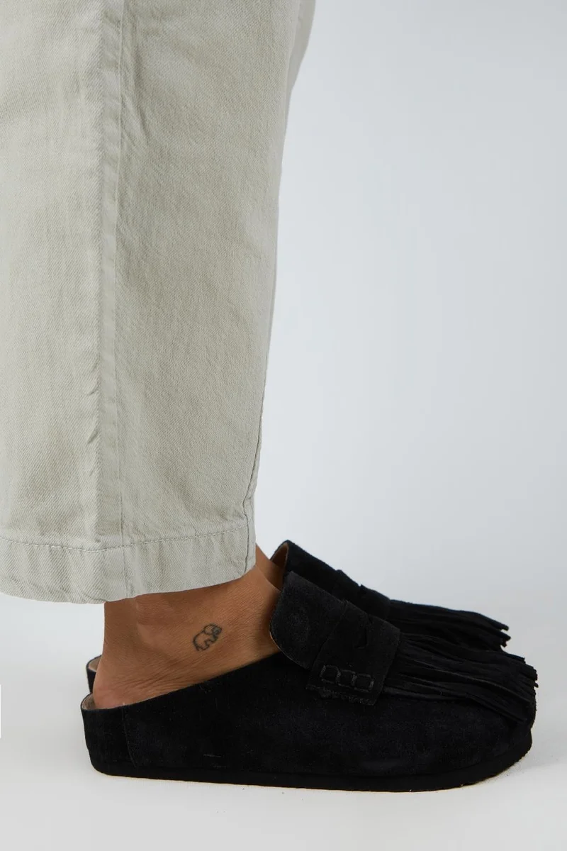 مانجيرو قباقيب مانييرو مادورا النسائية من الجلد الطبيعي الأسود مع شرابات