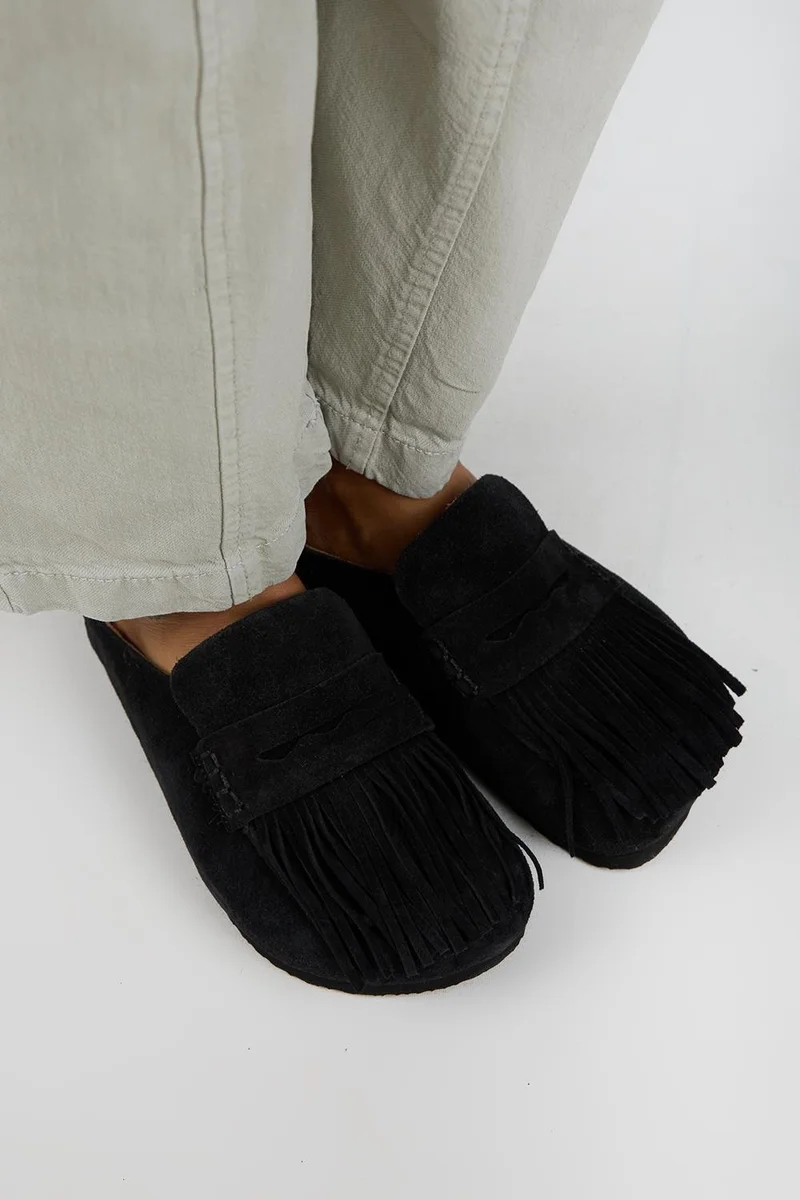 مانجيرو قباقيب مانييرو مادورا النسائية من الجلد الطبيعي الأسود مع شرابات