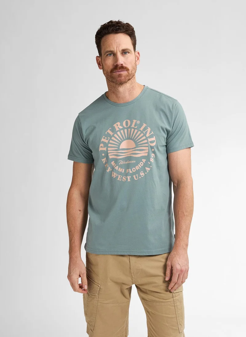 بترول اندستريز تيشيرت رجالي كلاسيك مطبوع بأكمام قصيرة