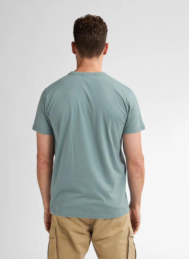 بترول اندستريز تيشيرت رجالي كلاسيك مطبوع بأكمام قصيرة