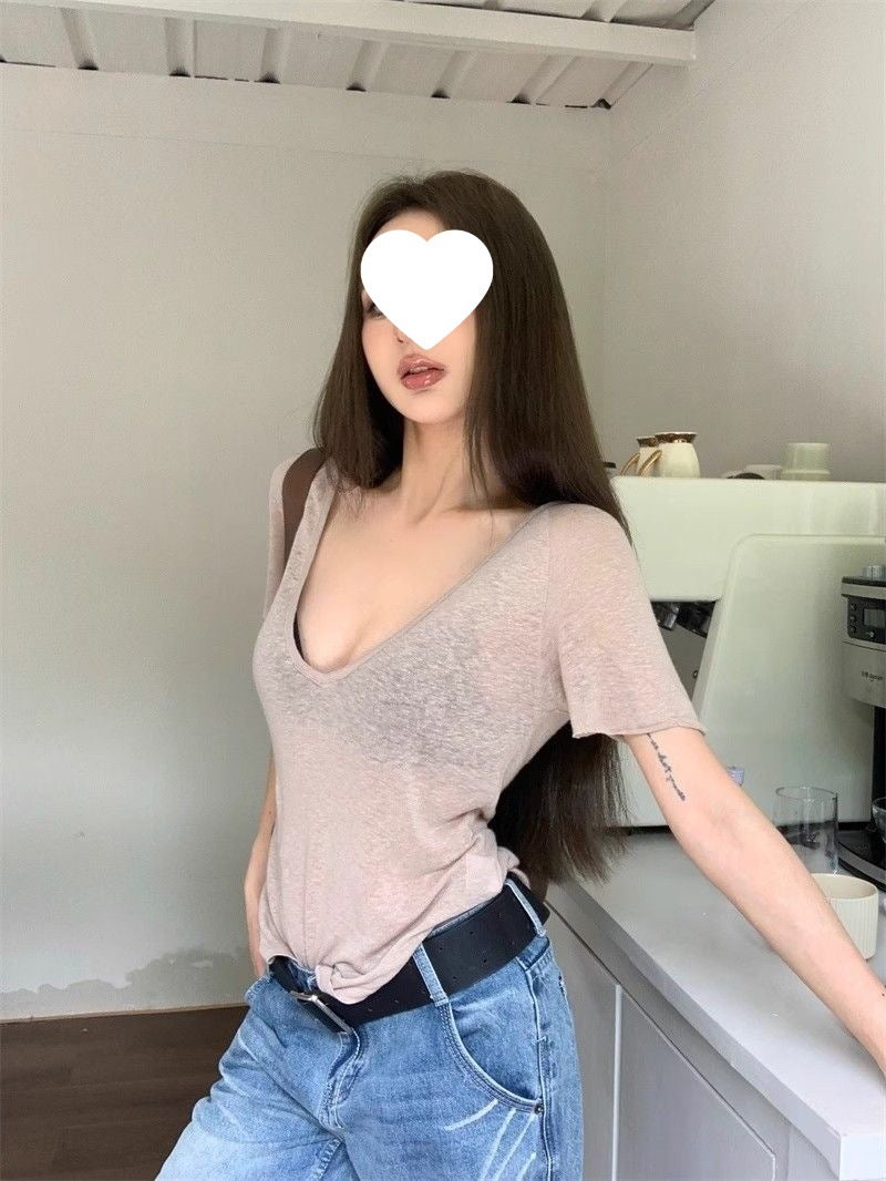 تيشيرت نسائي بأكمام قصيرة وياقة V بقصة ضيقة من التنسيل - Image 2