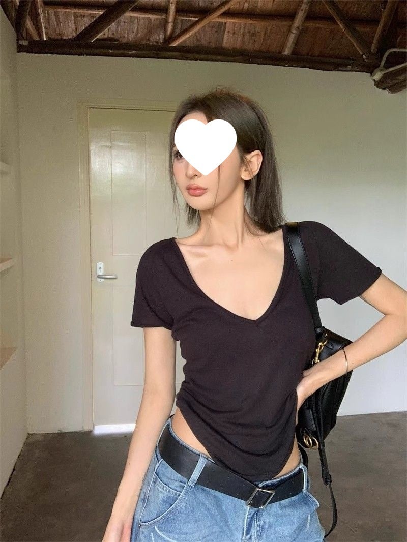 تيشيرت نسائي بأكمام قصيرة وياقة V بقصة ضيقة من التنسيل - Image 3