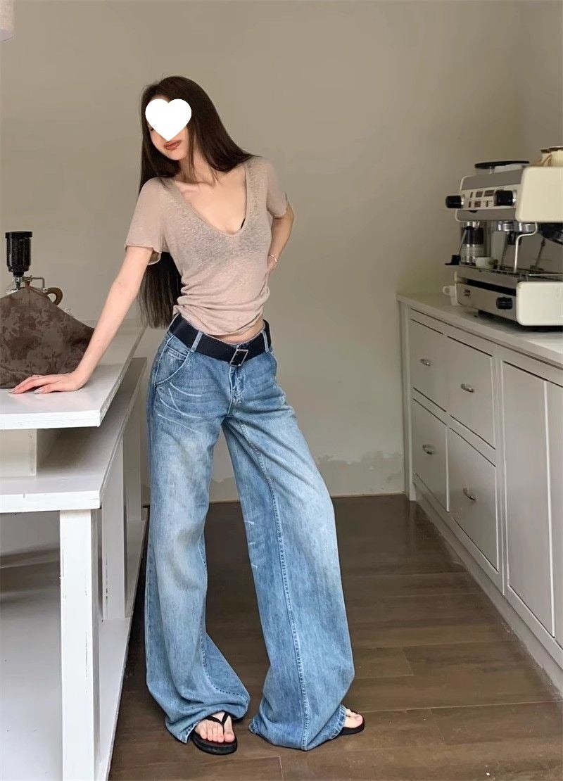 تيشيرت نسائي بأكمام قصيرة وياقة V بقصة ضيقة من التنسيل - Image 1