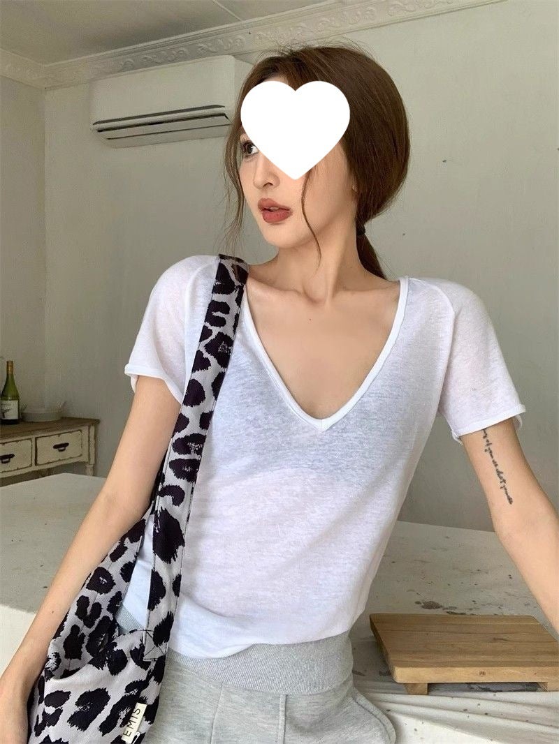 تيشيرت نسائي بأكمام قصيرة وياقة V بقصة ضيقة من التنسيل - Image 4