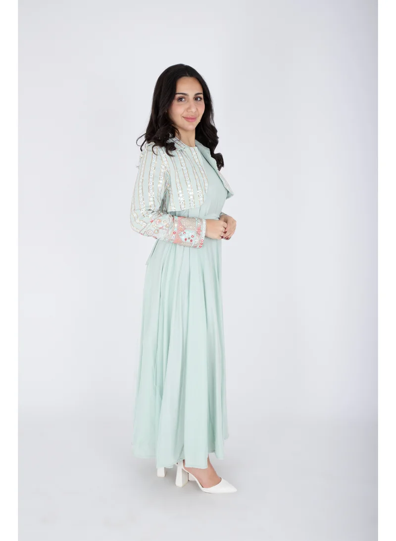 اكسا فستان مطرز بنقوش عصرية من قطعتين