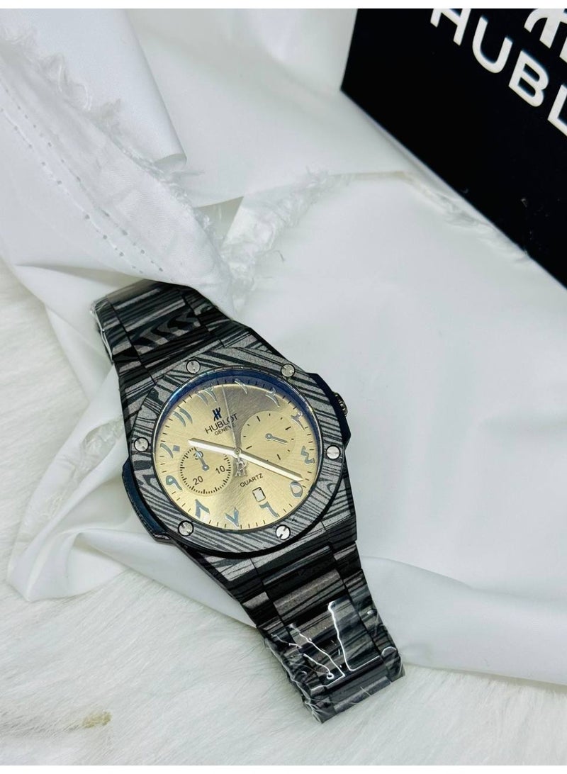 هوبلوت ساعة هوبلو كرونوغراف رجالية بأرقام عربية على طراز هوبلو - مينا ذهبي، سوار أسود منقوش