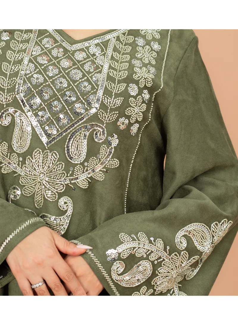 اكسا جلابية فضي مطرز بأكمام واسعة وقماش لامع أخضر