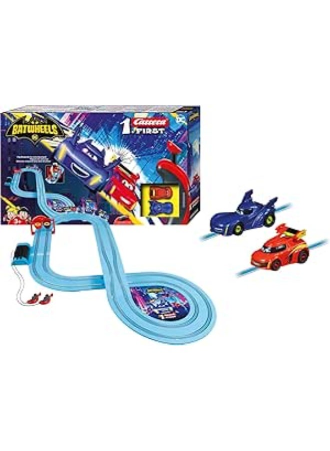 كاريرا فيرست دي سي باتويلز "ريدي تو رول" – مجموعة مضمار سباق بطول 2.9 متر | سيارات مرخصة بمقياس 1:50 | لعبة سباق كهربائية ثنائية اللاعبين مع منعطفات وإكسسوارات | للأطفال من عمر 3 سنوات فما فوق وللكبار | موديل 20063048 - Image 1