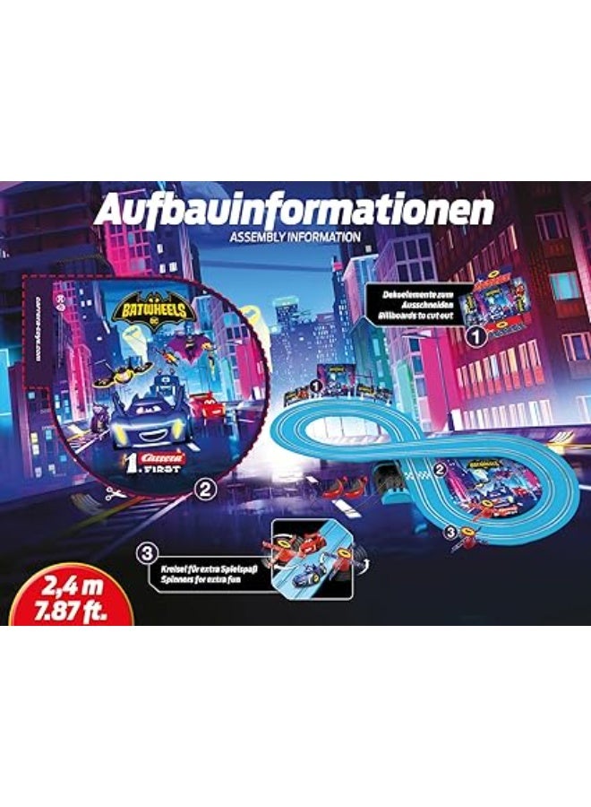 كاريرا فيرست دي سي باتويلز "ريدي تو رول" – مجموعة مضمار سباق بطول 2.9 متر | سيارات مرخصة بمقياس 1:50 | لعبة سباق كهربائية ثنائية اللاعبين مع منعطفات وإكسسوارات | للأطفال من عمر 3 سنوات فما فوق وللكبار | موديل 20063048 - Image 2