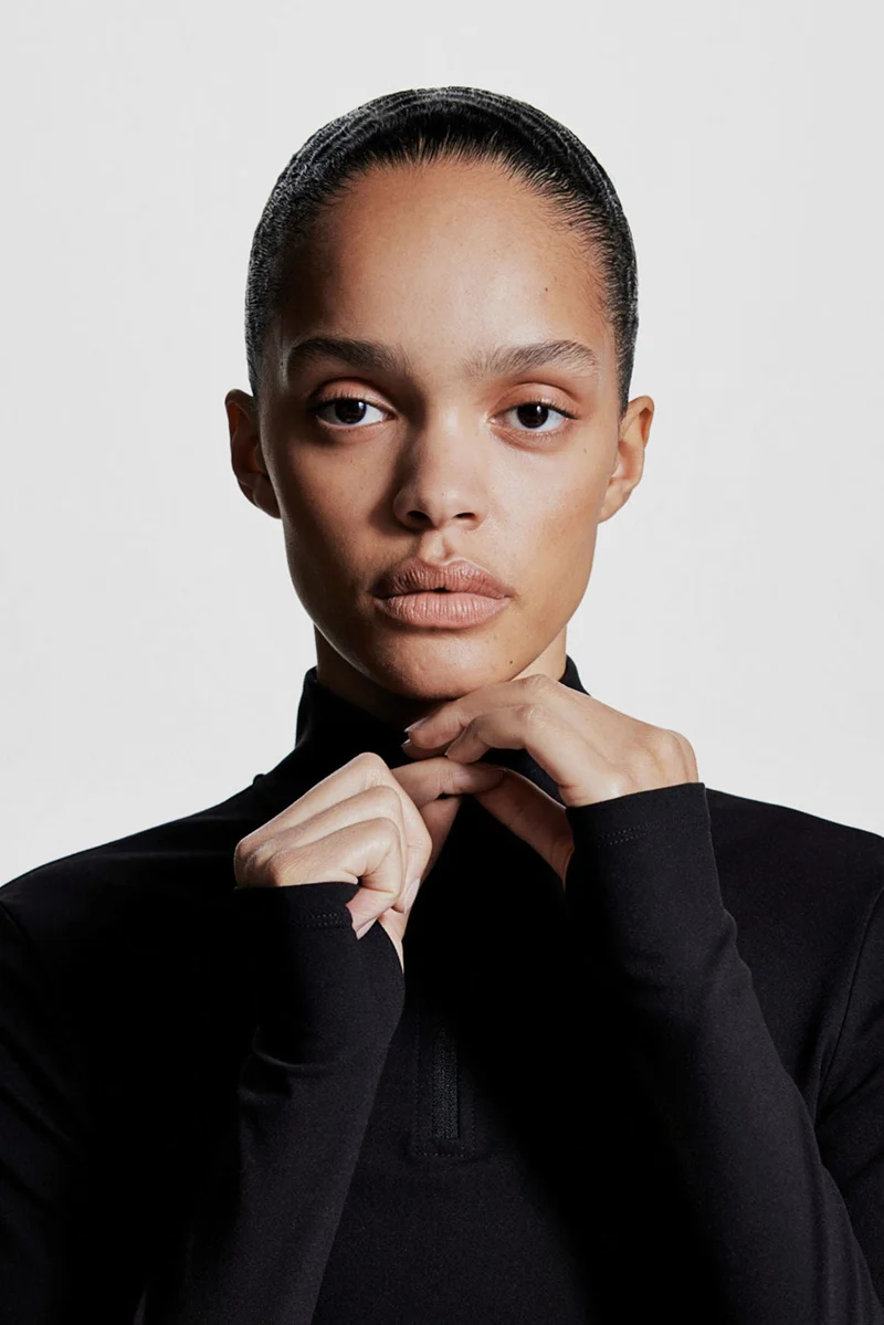 اتش اند ام بلوزة رياضية من قماش سوفت موف