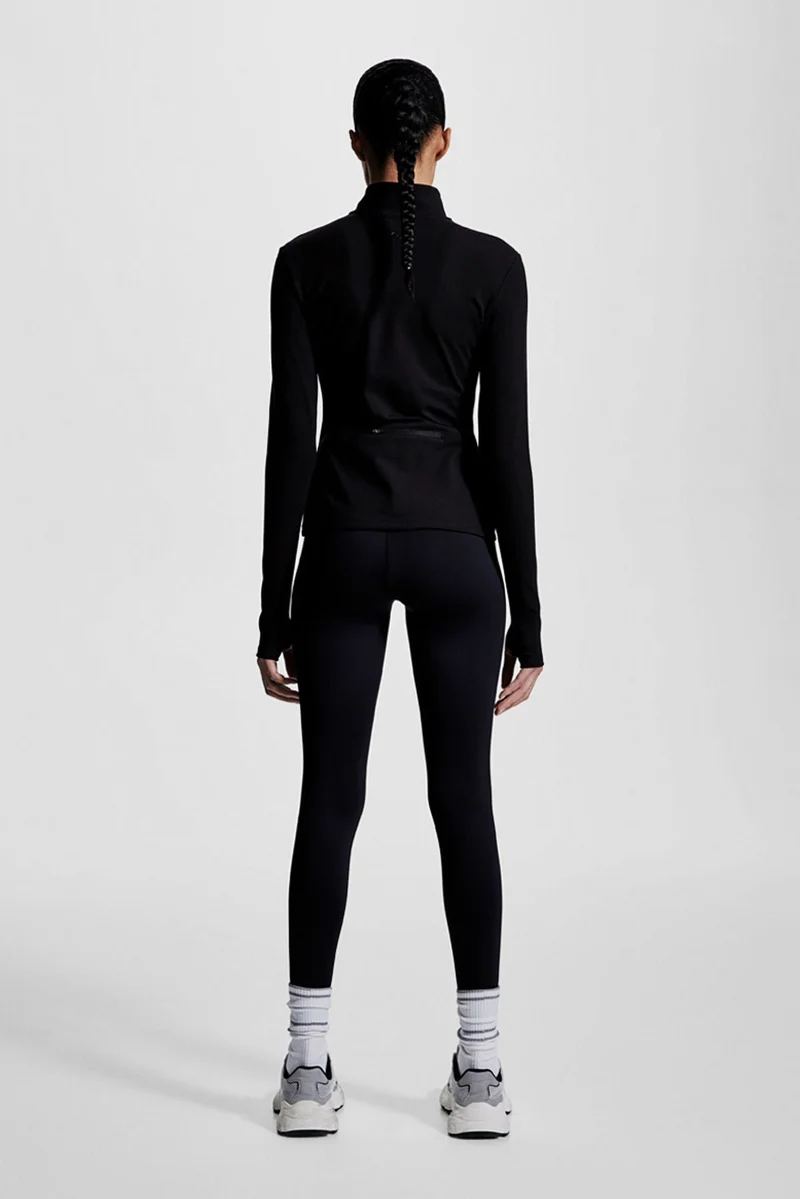 اتش اند ام بلوزة رياضية من قماش سوفت موف