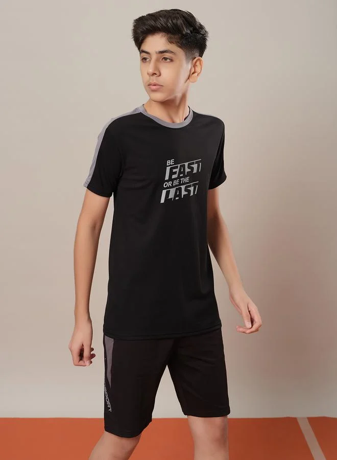 تكنوسبورت تيشيرت تكنوسبورت بألوان متداخلة بقصة عادية وأكمام قصيرة