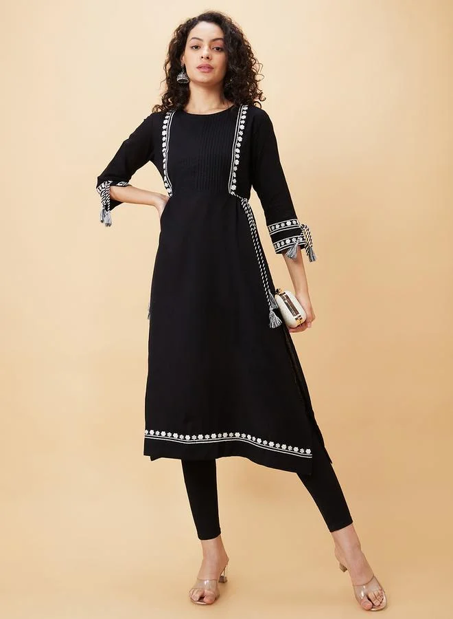 globus Globus Embroidered Round Neck Cotton Straight Kurta