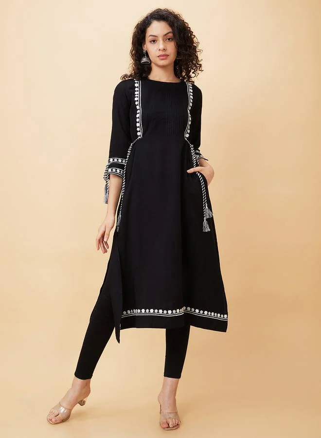 globus Globus Embroidered Round Neck Cotton Straight Kurta