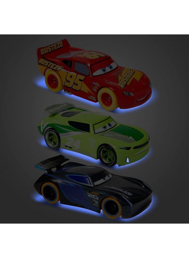 Disney store مجموعة سيارات ديزني ستور الرسمية القابلة للسحب والمضيئة - تضم لايتنينغ ماكوين، جاكسون ستورم، تشيس ريسلوت - مجموعة الأضواء النيون مع سيارات داي كاست القابلة للسحب والمضيئة - Image 2
