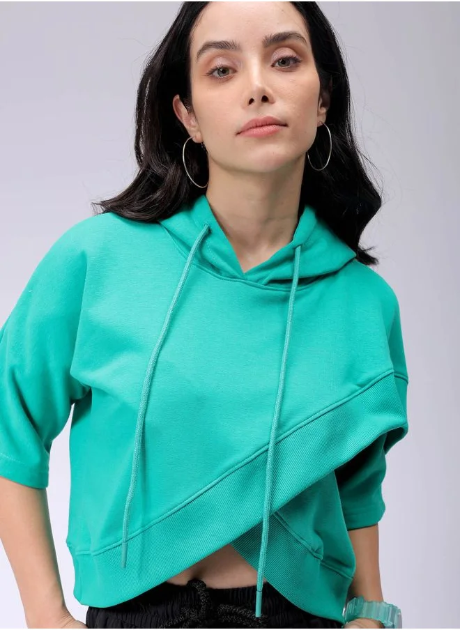 مرفوعة Women Boxy Green Solid Hooded Neck Short Sleeve Sweatshirt