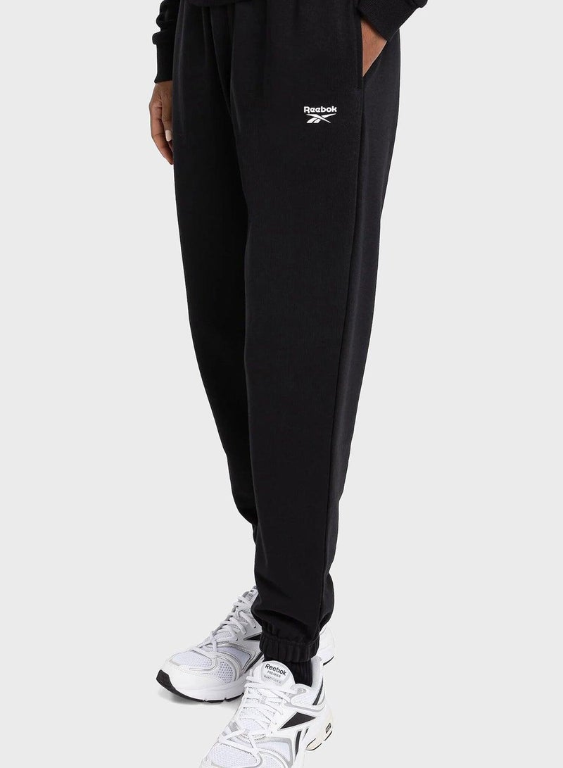 Reebok بنطلون فرنسي تيري بشعار صغير من إيدنتيتي - Image 4