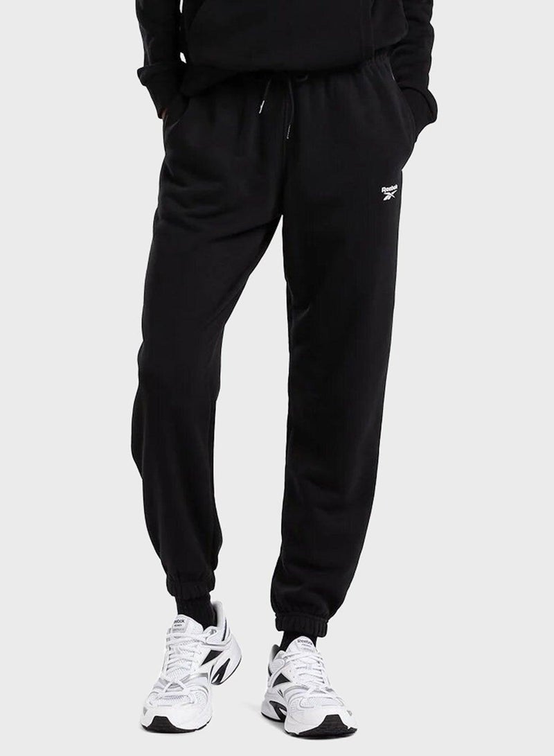 Reebok بنطلون فرنسي تيري بشعار صغير من إيدنتيتي - Image 1