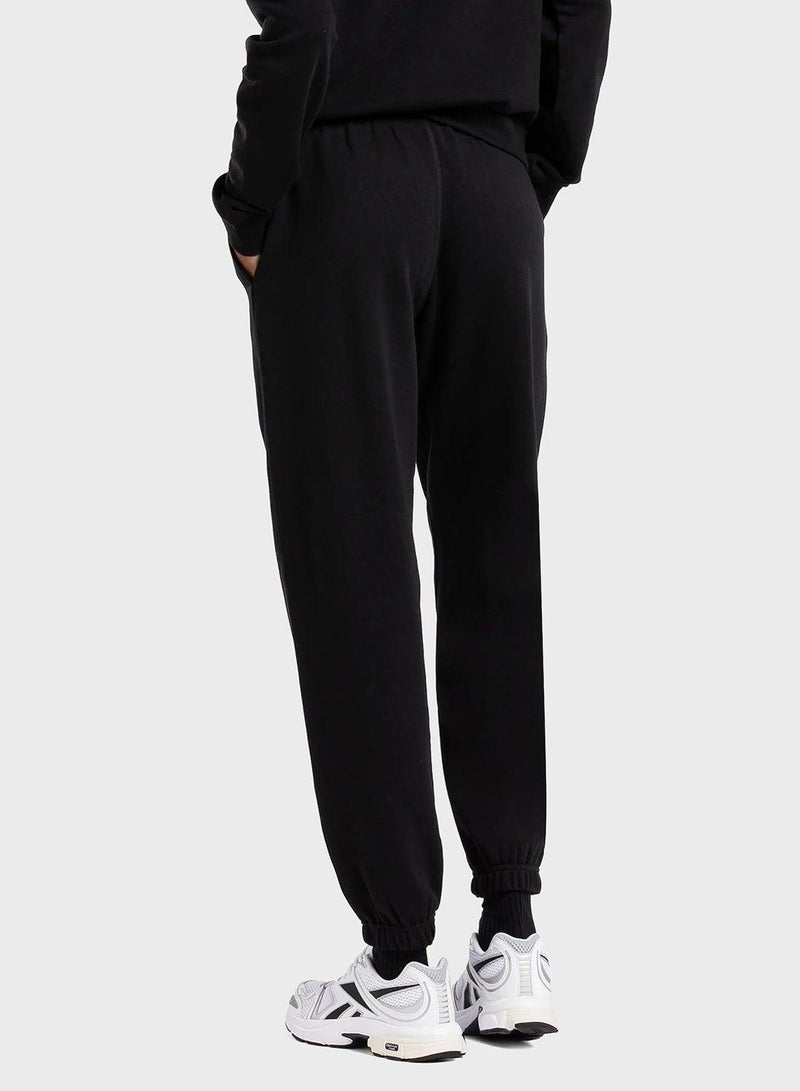 Reebok بنطلون فرنسي تيري بشعار صغير من إيدنتيتي - Image 2