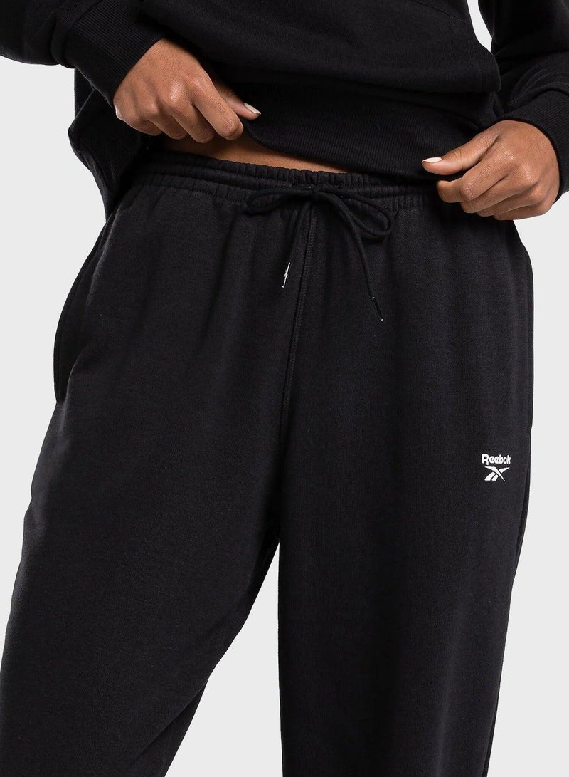 Reebok بنطلون فرنسي تيري بشعار صغير من إيدنتيتي - Image 3