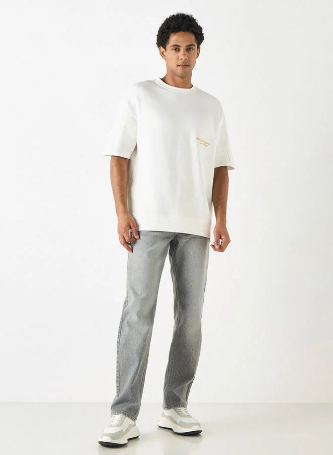 لي كوبر تيشيرت مطرز بياقة ضيقة وأكمام قصيرة من لي كوبر