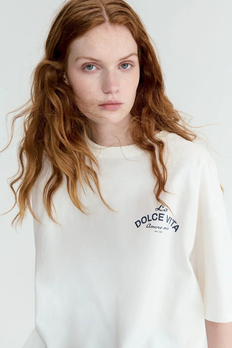 اتش اند ام تي-شيرت فضفاض مزين بطبعة