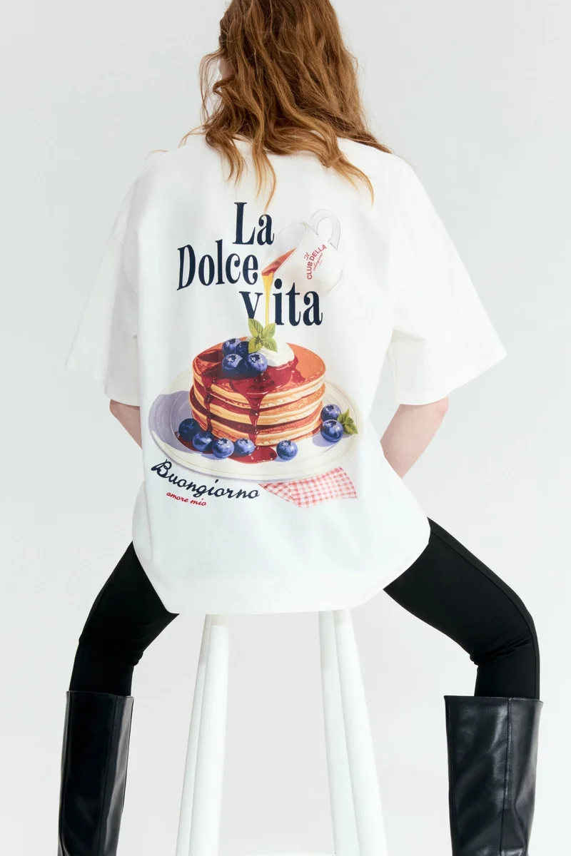 اتش اند ام تي-شيرت فضفاض مزين بطبعة