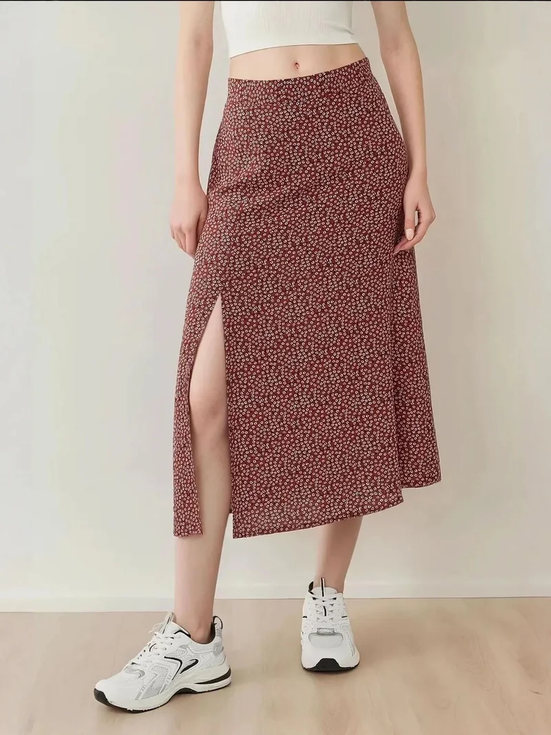 زوبعة تنورة ميدي بخصر عالٍ بنقوش الزهور