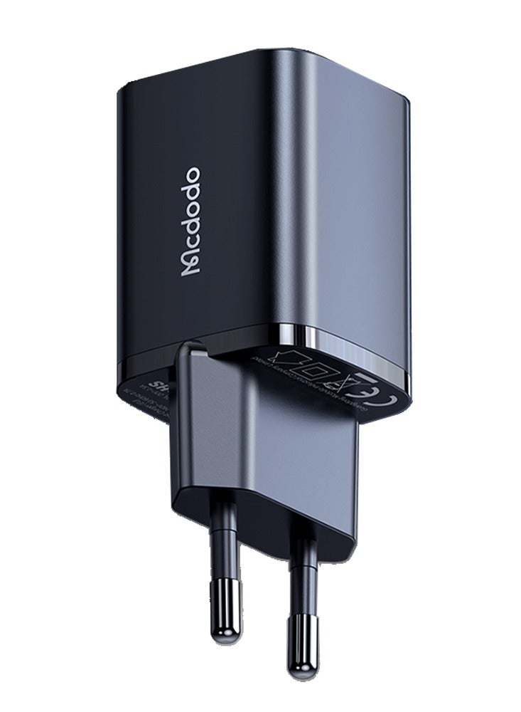 مكدودو شاحن ثنائي المنفذ CH-170 بقوة 33 وات، PD + QC مع شاشة رقمية لعرض الطاقة والشحن، منفذ Type-C وUSB-A لشحن جهازين معًا، تصميم ذكي يدعم شحن الهواتف والأجهزة اللوحية وأجهزة الكمبيوتر المحمولة وحتى Nintendo Switch، تحكم حراري نشط وشحن متعدد البروتوكولات للحصول على أقصى حماية وأداء مستقر. - Image 2