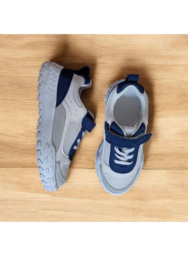 سنيكرز أطفال رياضي رمادي في كحلي، كوتشي أطفال مميز بنعل قوي ضد الانزلاق، حذاء رياضي kids sneakers فيلكرو سهل اللبس مع رباط مرن، حذاء جري فاخر حصري يناسب المدرسة والجري واللعب اليومي للأولاد والبنات - Image 1