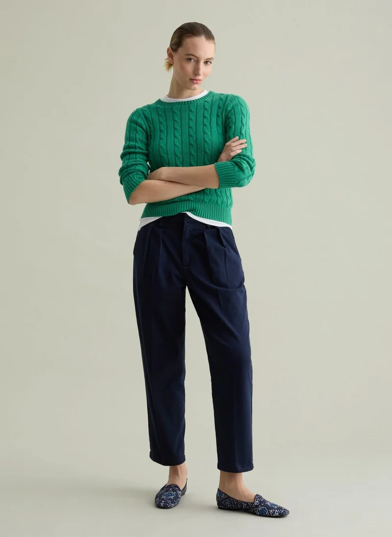 او في اس كنزة بياقة دائرية مضلعة بتصميم كابل