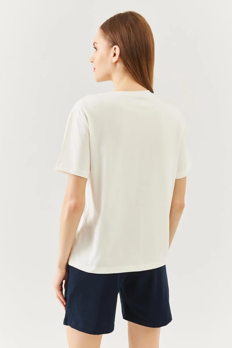 بوتيكجيز Beyaz Oversize Rahat %100 Pamuklu Penye Bisiklet Yaka Kısa Kol Basic T-Shirt