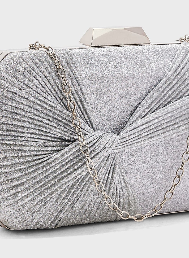 خزانة شنطة على شكل صندوق بسلسلة مزينة بتفاصيل ملتوية لامعة - Image 4