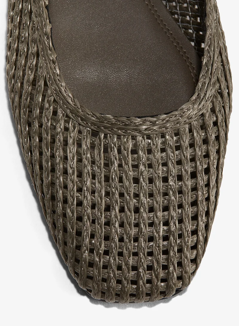 اتش اند ام حذاء ماري جين من القش