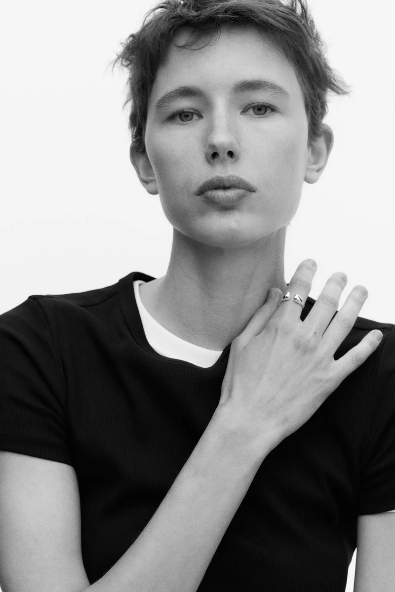 اتش اند ام تي-شيرت بتصميم مرن