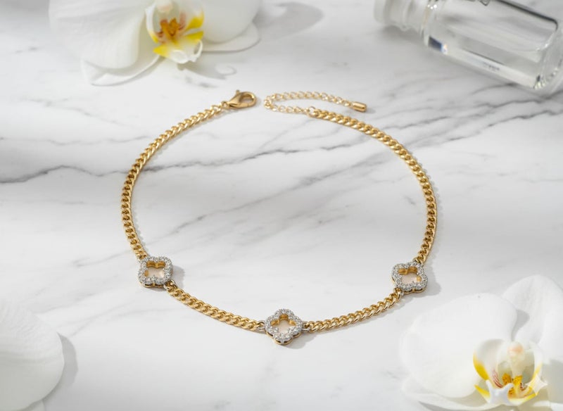 كوليه بسلسلة عريضة مطلية باللون الذهبي ، تتخللها ثلاث وحدات متماثلة على شكل زهرة مفتوحة. بلمسة فضية لامعة - بوصلات إضافية لضبط المقاس. - Image 4